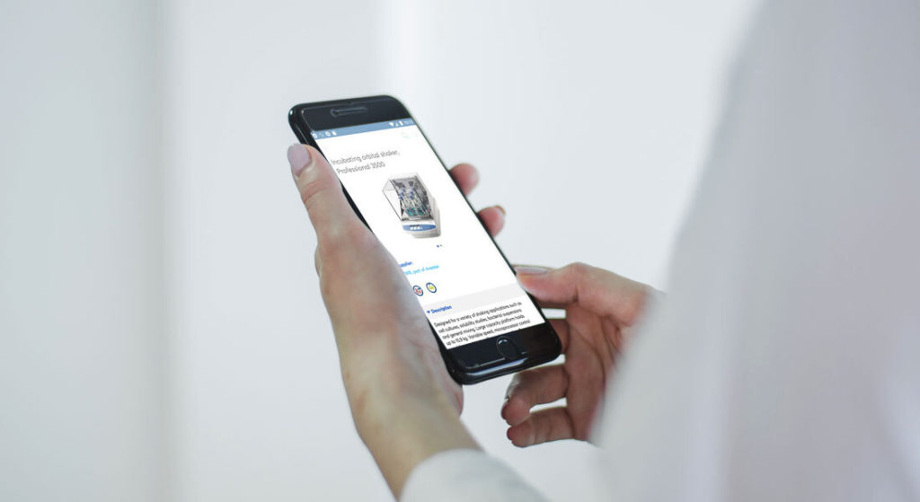 Person holding a mobile with vwr application